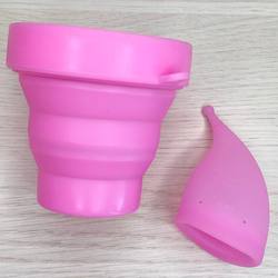 Силиконовый складной стакан с менструальной чашей в комплекте.